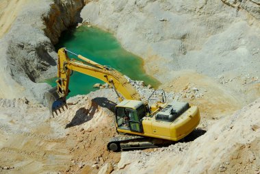 büyük sarı yükleyici ocağında standları