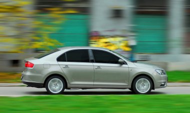 Binek otomobil yüksek hızda