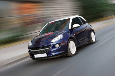 Binek otomobil yüksek hızda