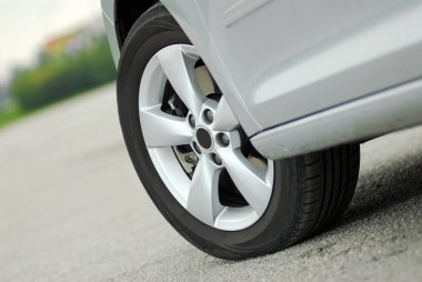 Bu yolcu vagonunda lastik ve alaşım tekerleği var.