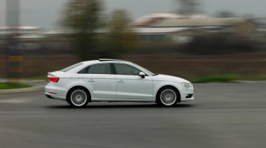 Binek otomobil yüksek hızda