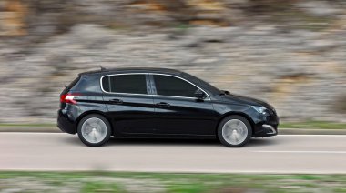 Binek otomobil yüksek hızda