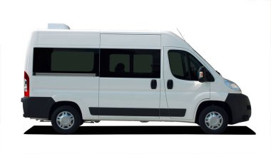 Beyaz arka plan üzerinde beyaz minibüs