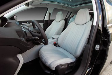 modern bir otomobil, hafif deri ön koltuklar