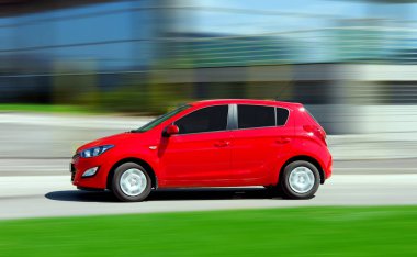 Binek otomobil yüksek hızda