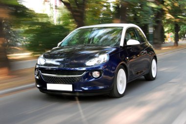 Yüksek hızda yolcu araba kullanıyor