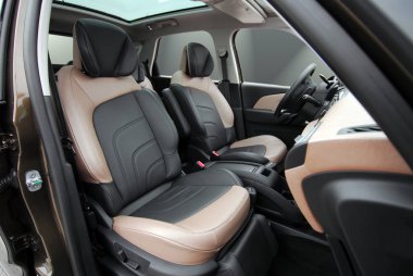 modern bir arabanın ön koltuklar