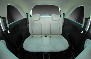 Küçük yolcu arabada arka koltuk