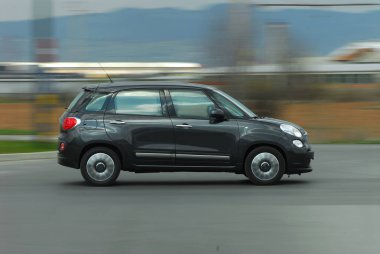 Binek otomobil yüksek hızda