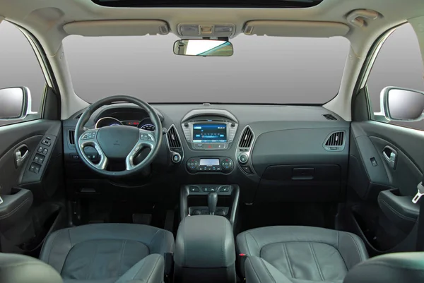 Modern bir arabanın gösterge paneli