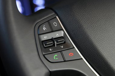 ayrıntı direksiyonda cep telefonları kontrol etmek için