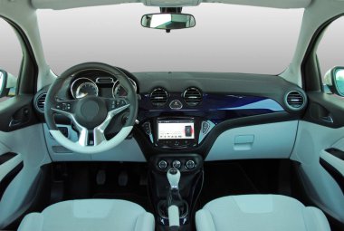 Modern bir arabanın içi.