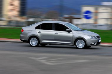 Binek otomobil yüksek hızda