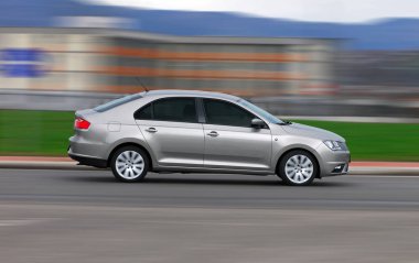 Binek otomobil yüksek hızda