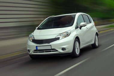 Binek otomobil yüksek hızda