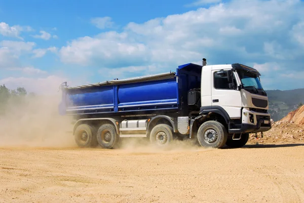 Stor Dump Truck Körning Dammet Stenbrottet — Stockfoto