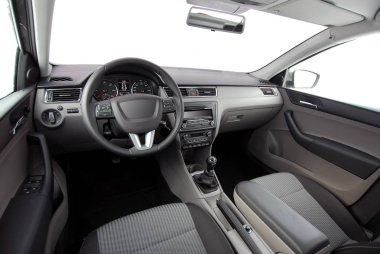 Modern bir arabanın gösterge paneli