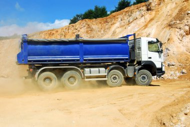 taş ocağı tozda sürüş büyük damperli kamyon