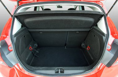 Boş küçük arabanın bagajına