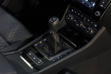 Arabada vites değiştiren iç detay