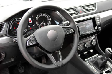 Yeni modern arabanın direksiyonu.