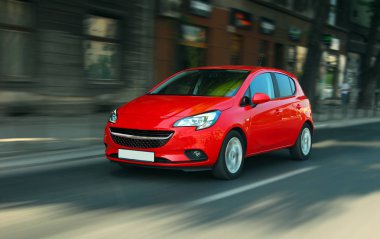 Binek otomobil yüksek hızda