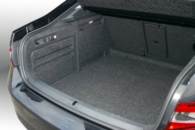 Boş büyük arabanın bagajına