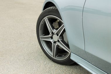 Bu performans araba lastik ve alaşım jant