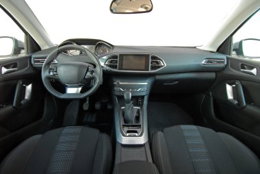 Modern bir arabanın gösterge paneli