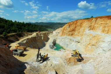 işleri bir taş ocağında kamyon ve büyük makineler