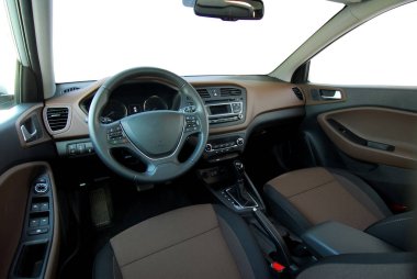 Modern bir arabanın gösterge paneli