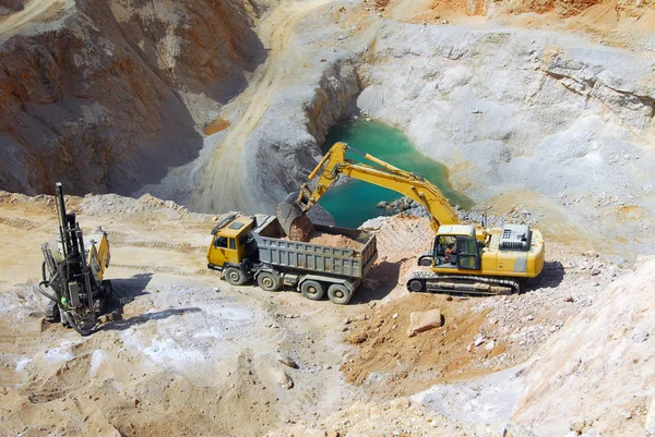 Excavadora Amarilla Cargando Piedras Camión —  Fotos de Stock