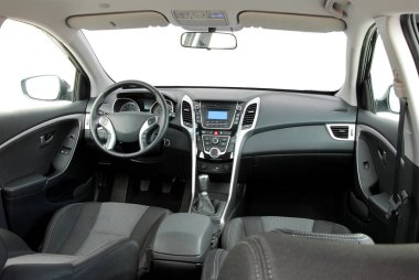 Modern bir arabanın gösterge paneli