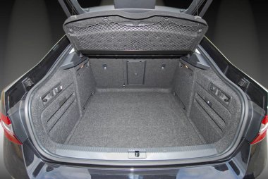 Boş büyük arabanın bagajına