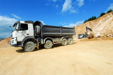 bir ocağında büyük kamyon