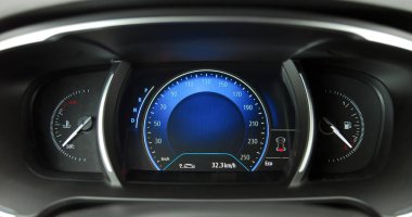 Yolcu vagonuyla aydınlatılmış alet paneli