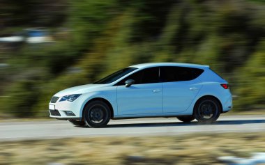 Binek otomobil yüksek hızda