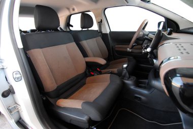 Modern bir yolcu arabasının ön koltukları.