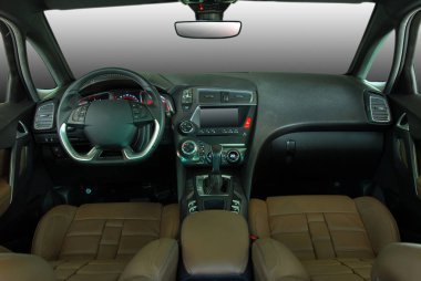 Modern bir arabanın gösterge paneli