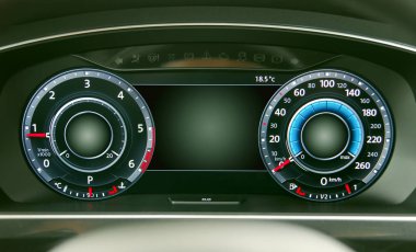 Yolcu vagonuyla aydınlatılmış alet paneli