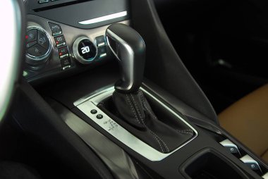 Yolcu vagonunda otomatik seçici kolu