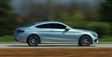 Binek otomobil yüksek hızda