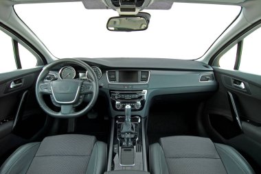 Modern bir arabanın gösterge paneli