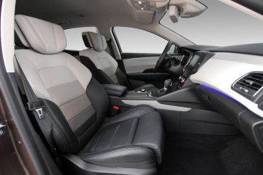 Modern bir spor arabanın ön koltukları.