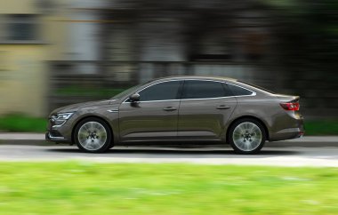 Binek otomobil yüksek hızda