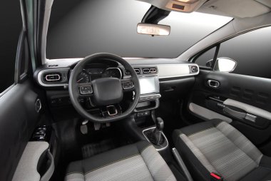 Modern bir arabanın gösterge paneli