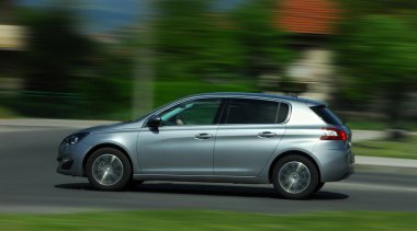 Binek otomobil yüksek hızda