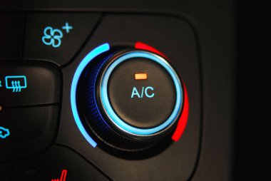 El ile arabanın ön panelindeki klimayı değiştiriyor.