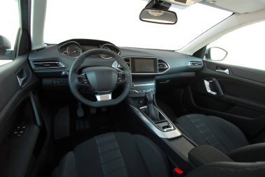 Modern bir arabanın içi.