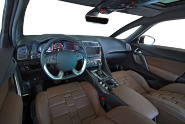 Modern bir arabanın gösterge paneli